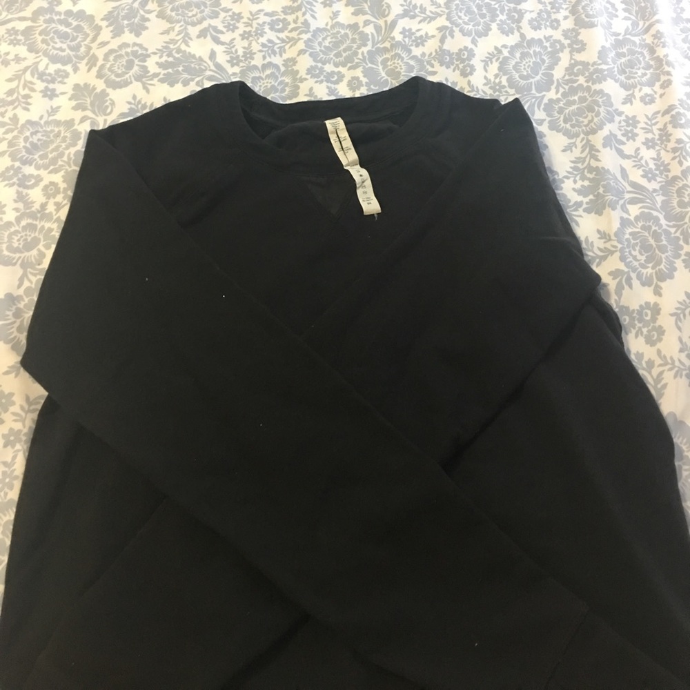 Lululemon long sleeved black shirt